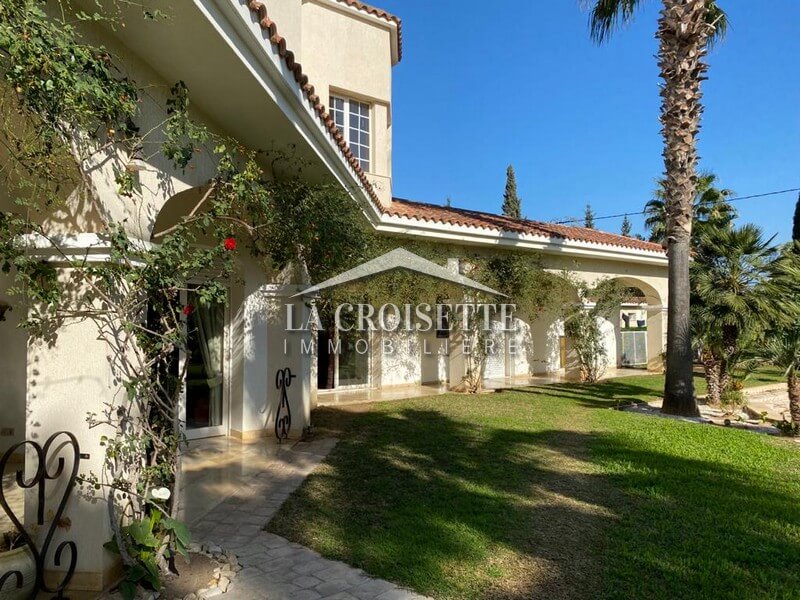 Villa de maitre S+6 à La Soukra